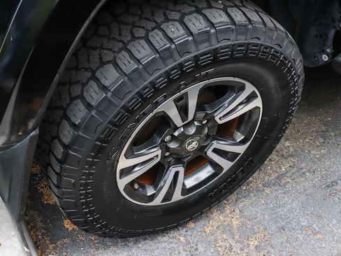 Used 2018 Toyota Tacoma TRD Sport AWD/4WD image 16