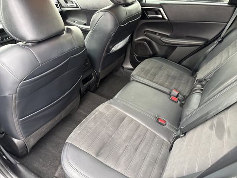 Used 2024 Mitsubishi Outlander SE Black Edition image 11