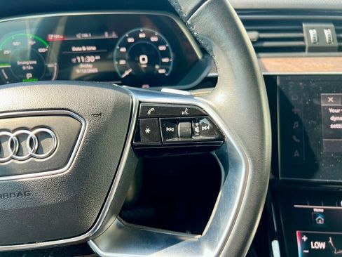 Used 2019 Audi e-tron Prestige w/ Prestige Package image 18