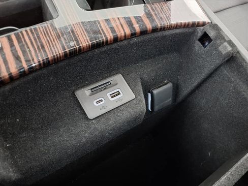 Used 2024 Cadillac Escalade ESV Premium Luxury image 9