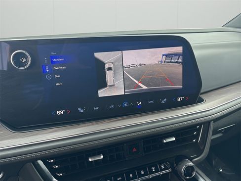 Used 2025 Chevrolet Suburban Z71 image 27