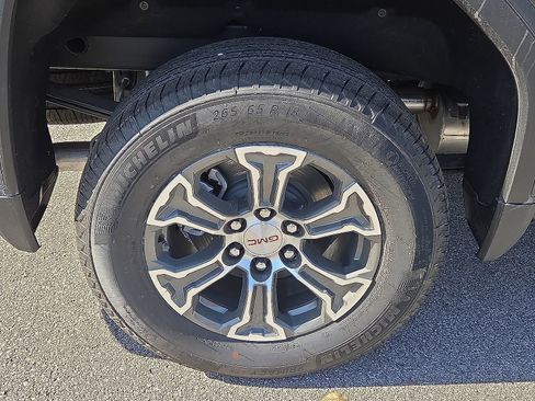 New 2026 GMC Sierra 1500 SLE w/ Preferred Package image 7