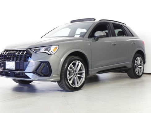Used 2025 Audi Q3 2.0T Premium w/ Black Optic Sport Package image 2