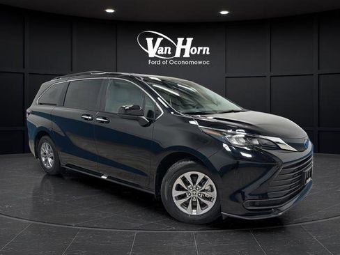 Used 2025 Toyota Sienna XLE FWD image 1