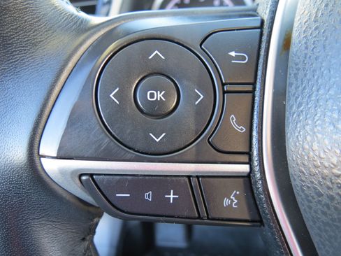 Used 2022 Toyota Camry XLE image 11