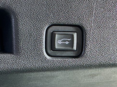 Used 2025 Chevrolet Traverse LT image 31