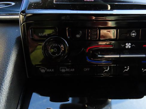 Used 2023 Jeep Grand Cherokee L Laredo image 29