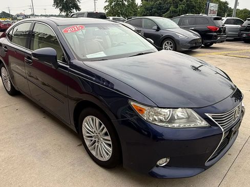 Used 2015 Lexus ES 350 w/ Luxury Package FWD image 2