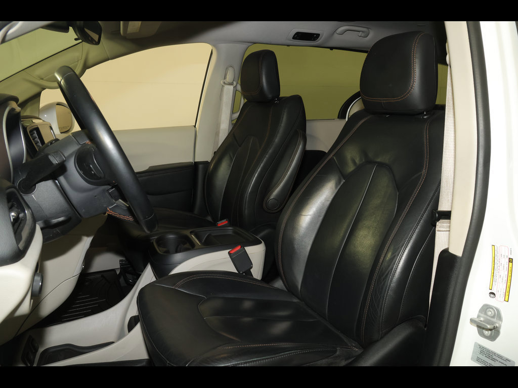 Used 2017 Chrysler Pacifica Touring-L w/ Tire & Wheel Group FWD image 18