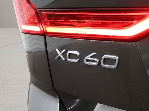 Used 2019 Volvo XC60 T5 Momentum w/ Multimedia Package image 33