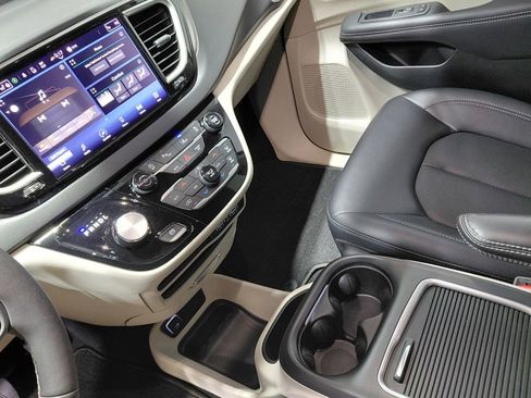 Certified 2024 Chrysler Pacifica Touring-L FWD image 34