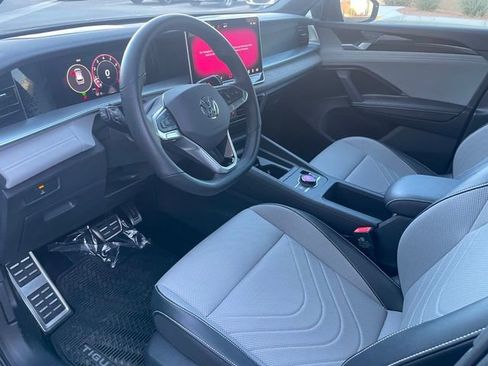 Used 2025 Volkswagen Tiguan SE R-Line image 4