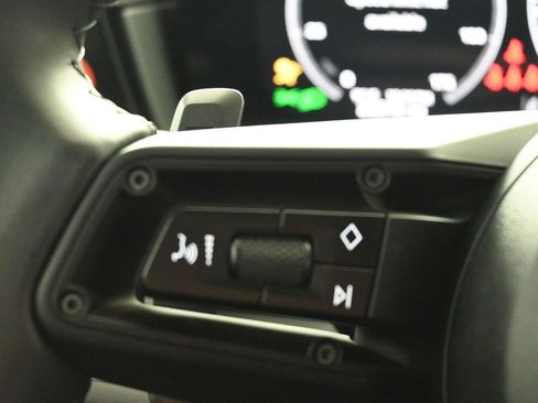 Certified 2025 Porsche Cayenne AWD/4WD image 18