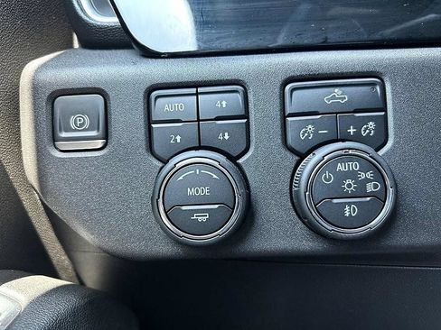 Used 2023 Chevrolet Silverado 1500 LT Trail Boss w/ Convenience Package II AWD/4WD image 18