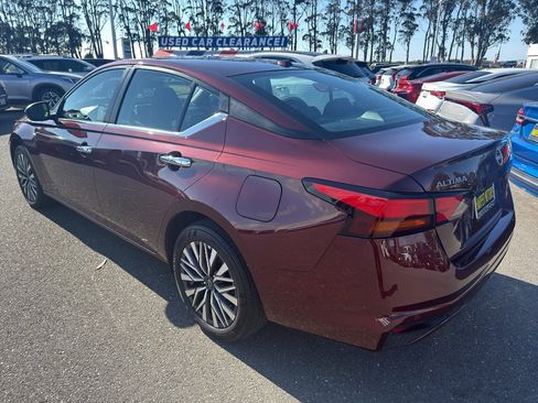 Used 2025 Nissan Altima 2.5 SV AWD/4WD image 3