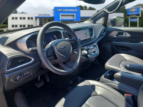 Used 2023 Chrysler Pacifica Touring-L w/ S Appearance Package AWD/4WD image 8