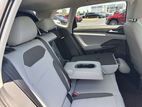Used 2023 Volkswagen Taos SE w/ Panoramic Sunroof Package FWD image 15