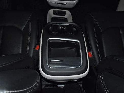 Certified 2024 Chrysler Pacifica Touring-L image 22