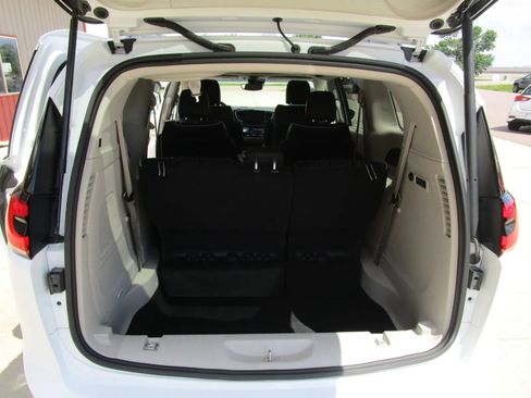 Used 2022 Chrysler Pacifica Limited FWD image 14