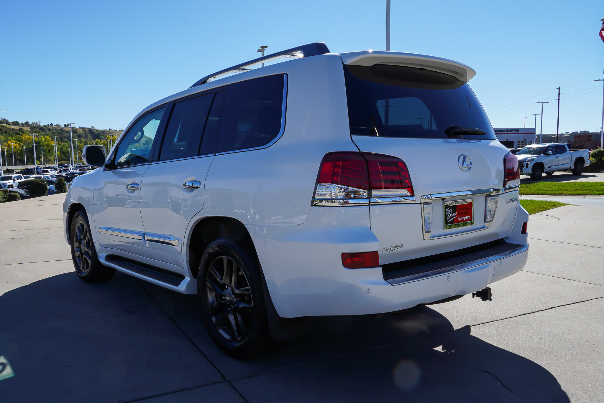 Used 2015 Lexus LX 570 4WD w/ Luxury Package image 11