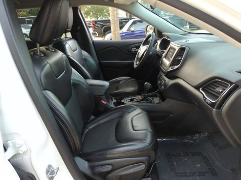 Used 2020 Jeep Cherokee Latitude Plus FWD image 23