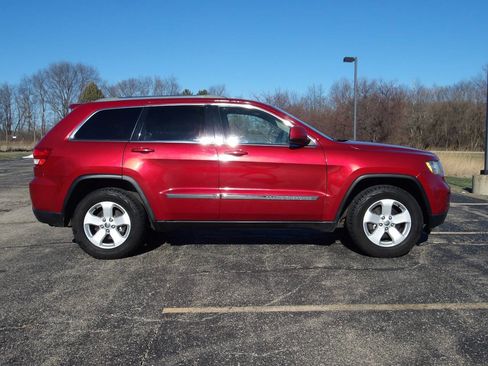 Used 2011 Jeep Grand Cherokee Laredo image 2