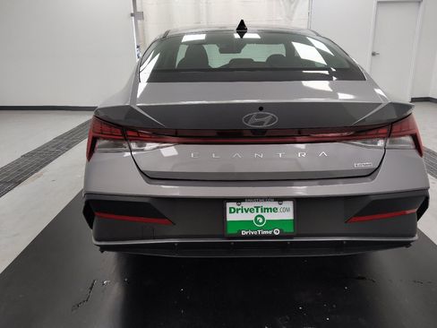 Used 2025 Hyundai Elantra Hybrid FWD image 6