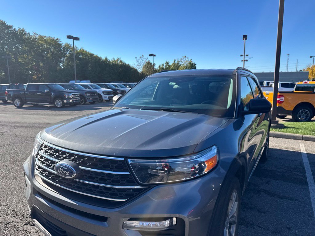 Used 2022 Ford Explorer XLT w/ Equipment Group 202A AWD/4WD image 5