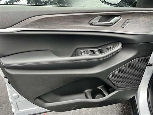 New 2025 Jeep Grand Cherokee Limited w/ Black Appearance Package image 19