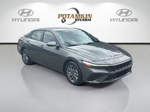 Used 2024 Hyundai Elantra SEL FWD image 3