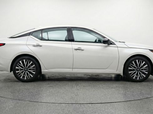 Used 2025 Nissan Altima 2.5 SV image 11