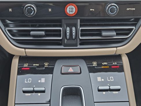 Certified 2026 Porsche Macan AWD/4WD image 19