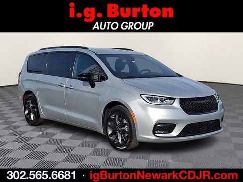 New 2026 Chrysler Pacifica Select w/ S Appearance Package image 1