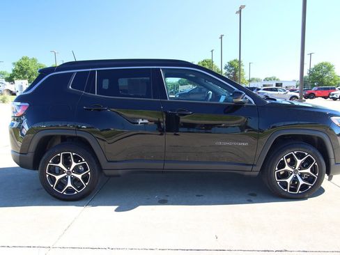Used 2025 Jeep Compass Limited AWD/4WD image 4