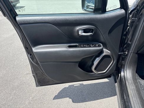 Used 2023 Jeep Renegade Latitude AWD/4WD image 10