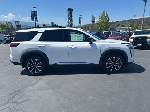 New 2026 Nissan Pathfinder Platinum AWD/4WD image 2