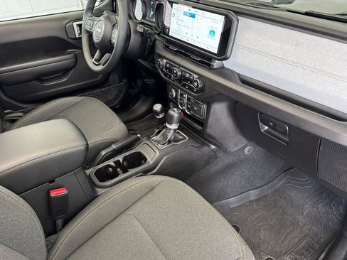 Used 2024 Jeep Wrangler Unlimited AWD/4WD image 15