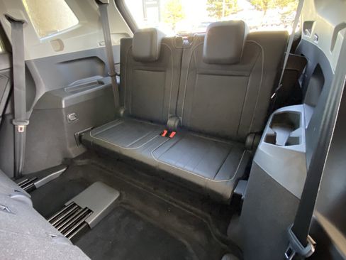 Certified 2022 Volkswagen Tiguan SE w/ Panoramic Sunroof Package FWD image 38