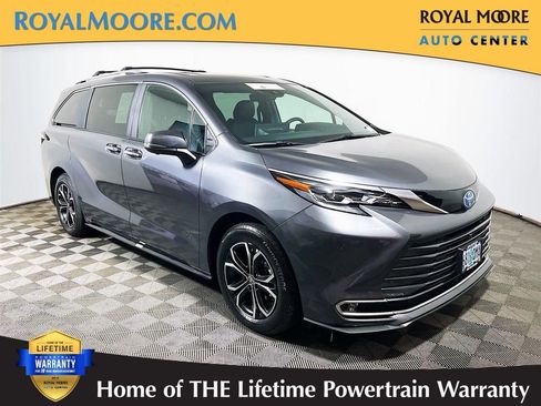 Certified 2025 Toyota Sienna Platinum AWD/4WD image 1