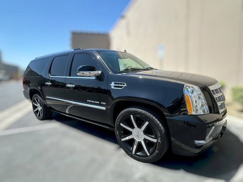 Used 2014 Cadillac Escalade ESV Platinum RWD image 9