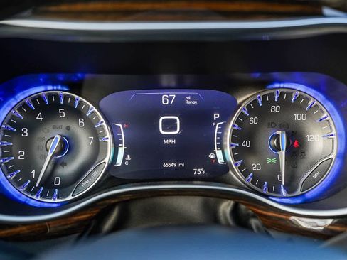 Used 2023 Chrysler Pacifica Limited image 23