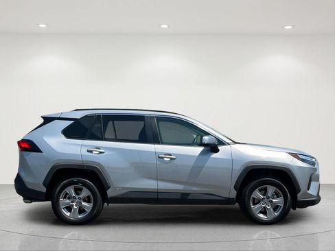 Used 2025 Toyota RAV4 XLE AWD/4WD image 6