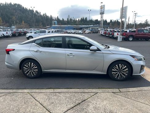 Used 2023 Nissan Altima 2.5 SV image 4