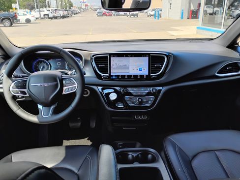 Used 2025 Chrysler Pacifica Select FWD image 16