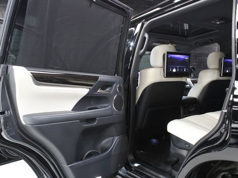 Used 2019 Lexus LX 570 4WD w/ Inspiration Series image 31