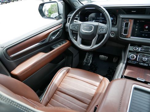 Used 2024 GMC Yukon Denali Ultimate AWD/4WD image 9