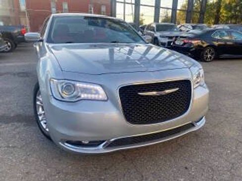 Used 2019 Chrysler 300 Touring w/ Driver Convenience Group RWD image 5