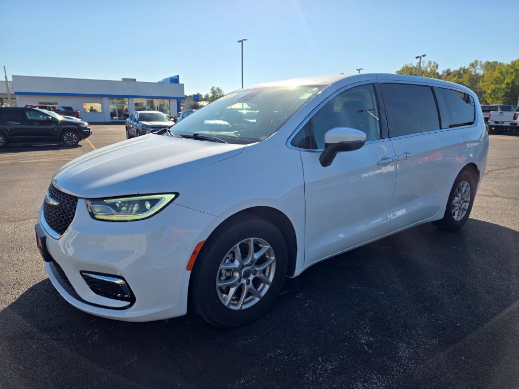 Used 2023 Chrysler Pacifica Touring-L FWD image 4