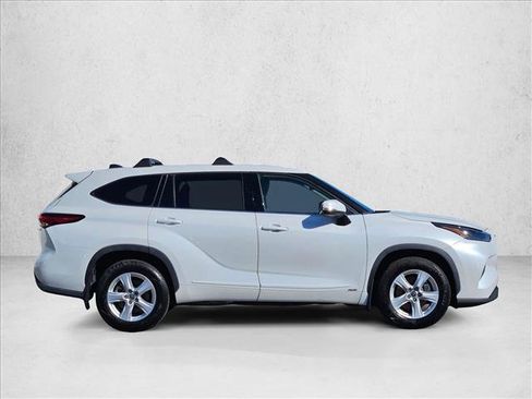 Used 2022 Toyota Highlander LE AWD/4WD image 4