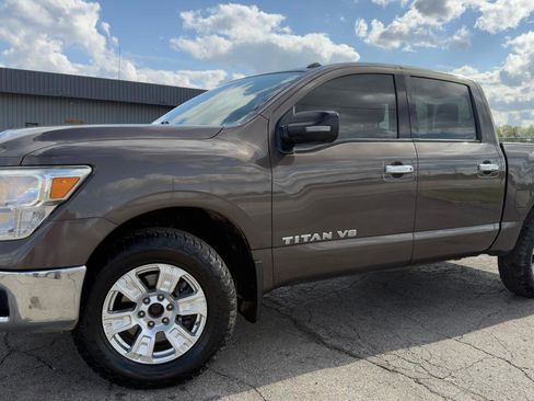 Used 2018 Nissan Titan SV AWD/4WD image 2
